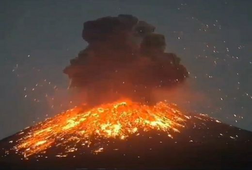 Dilarang Mendekat! Gunung Anak Krakatau Masih Melontar Batu Pijar - GenPI.co BANTEN