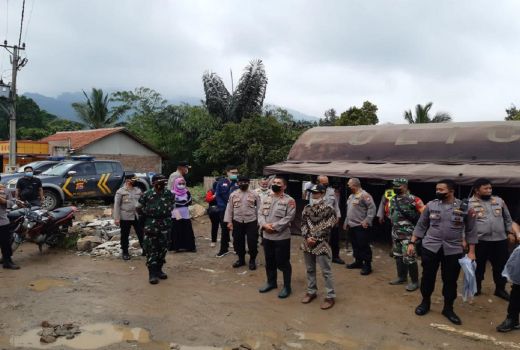 Beri Semangat Anak, Polda Banten Berikan Bantuan Alat Sekolah - GenPI.co BANTEN
