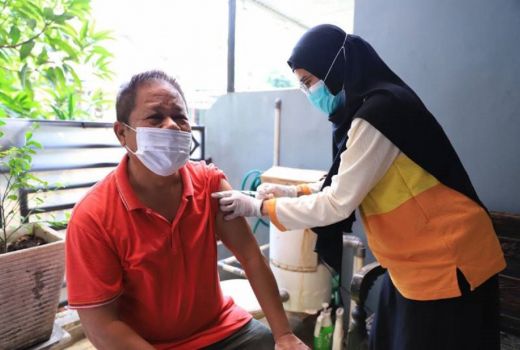 Percepat Target, Dinkes Gelar Vaksinasi Lansia Door to Door - GenPI.co BANTEN