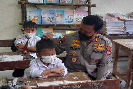Polda Banten Berikan Bantuan Sepatu untuk SDN Ujung Tebu 3 - GenPI.co BANTEN