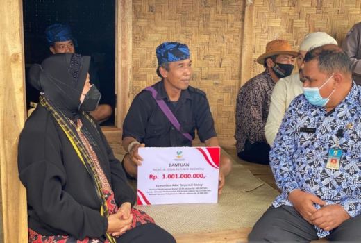 Cara Risma Beri Bantuan ke Warga Badui Unik, Bikin Terkejut - GenPI.co BANTEN