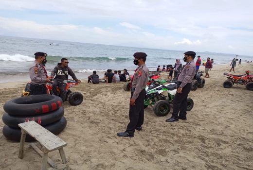 Sosialisasi Prokes, Personel Ditpamobvit Patroli di Pantai Anyer - GenPI.co BANTEN
