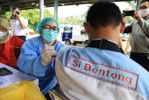 Sopir Angkot Senang Terma Vaksin Booster, Pede Selama di Jalan - GenPI.co BANTEN