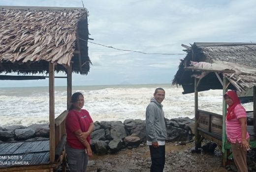 Gelombang Tinggi, Pedagang di Pantai Pasauran Pilih Tak Berjualan - GenPI.co BANTEN