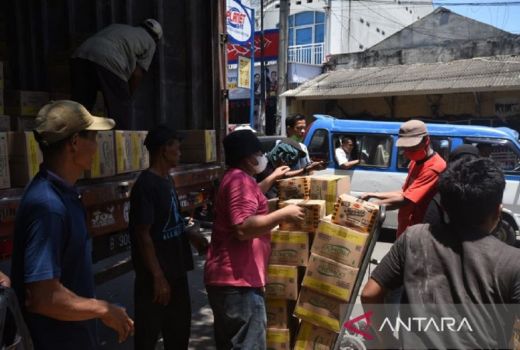 Antrean Pembeli Minyak Goreng Dikeluhkan Pedagang Lain, Kenapa? - GenPI.co BANTEN