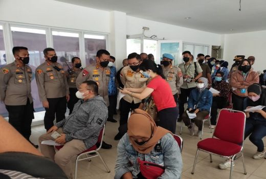 Tinjau Vaksin Dosis Ketiga, Polda Banten Bagi Sembako - GenPI.co BANTEN