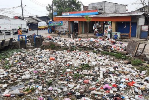 Waduh, Tumpukan Sampah di Wates Kalimati Ganggu Warga - GenPI.co BANTEN