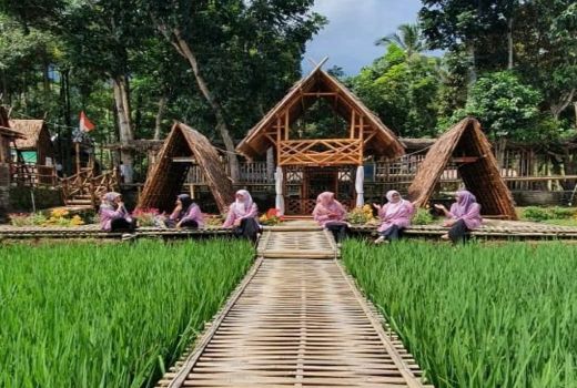 Saung Karuhun Pandeglang, Wisata Iseng-iseng yang Mendadak Ramai - GenPI.co BANTEN