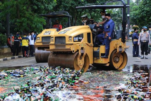 Wah, Ratusan Miras Hasil Razia Dimusnahkan di Pusat Kota - GenPI.co BANTEN
