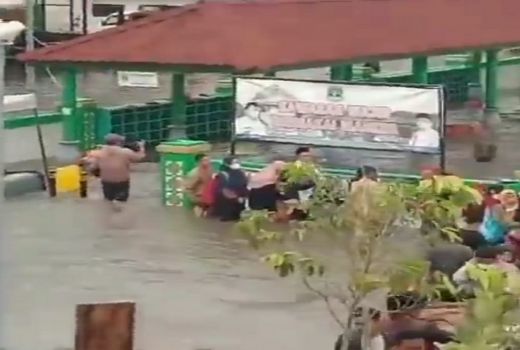 Aktivitas Berhenti, Banjir Rendam Wisata Religi Banten Lama - GenPI.co BANTEN