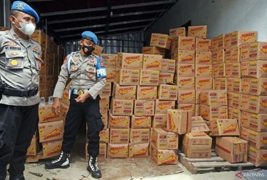 Penimbun 24.000 Liter Minyak Resmi Jadi Tersangka, Ini Hukumannya - GenPI.co BANTEN
