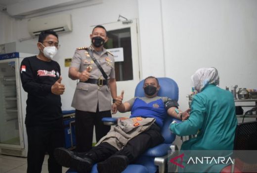 Anggota Polres Metro Tangerang Bantu PMI Penuhi Stok Darah - GenPI.co BANTEN