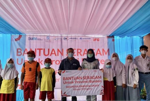 IFG dan Jasa Raharja Berikan Bantuan Seragam Sekolah - GenPI.co BANTEN