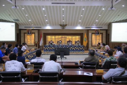 Geram dengan Penimbun Minyak, Arief Libatkan Polisi dan Kejari - GenPI.co BANTEN
