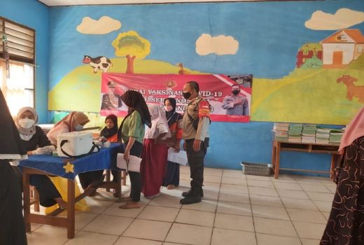 Pantau PTM Terbatas, Polsek Panongan Gelar Vaksinasi di Sekolah - GenPI.co BANTEN