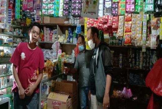 Anggota Polsek Curugbitung Gelar Operasi Pasar, Stok Minyak Aman - GenPI.co BANTEN