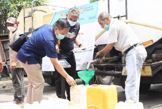 Pemkot Bagikan Minyak Curah Bantuan untuk Pedagang Pasar Anyar - GenPI.co BANTEN