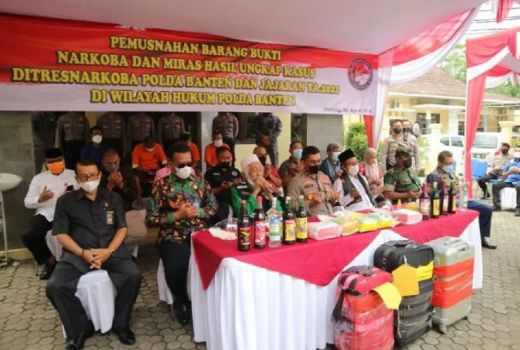 Polda Banten dan MUI Musnahkan Puluhan Ribu Miras - GenPI.co BANTEN