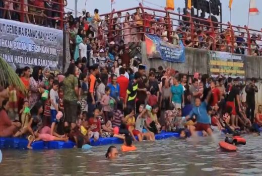 Keramas Massal di Sungai Cisadane, Ritual Unik Sebelum Ramadan - GenPI.co BANTEN