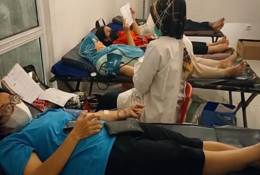 PMI Bagi Quran dan Sembako Usai Donor, Warga Minta Minyak Goreng - GenPI.co BANTEN