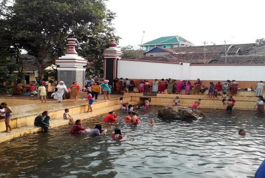 Cari Berkah di Wisata Batu Quran, Diyakini Sebagai Air Zamzam - GenPI.co BANTEN