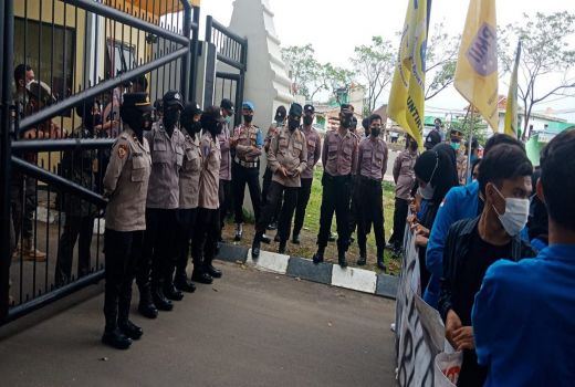 Unik Juga, Nih! Aksi Unras Mahasiswa di DPRD Lebak Dijaga Polwan - GenPI.co BANTEN