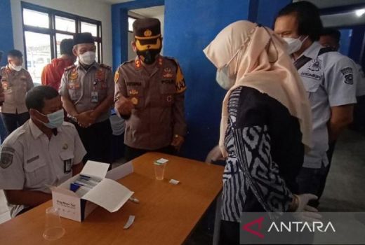 Seluruh Sopir Bus di Terminal Pakupatan Dites Urine, Ini Hasilnya - GenPI.co BANTEN