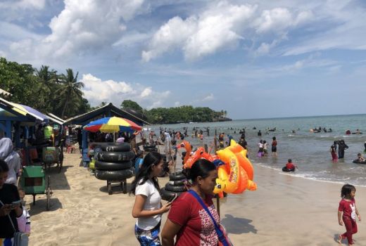 Pastikan Pengunjung Aman saat Berenang, Polisi Berjaga di Pantai - GenPI.co BANTEN