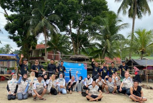 SOM Jasa Marga Gandeng Organisasi Pemuda Bersihkan Pantai Carita - GenPI.co BANTEN