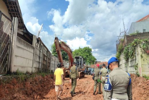 Pengurukan Bikin Jalan Licin, Satpol PP Amankan 2 Alat Berat - GenPI.co BANTEN