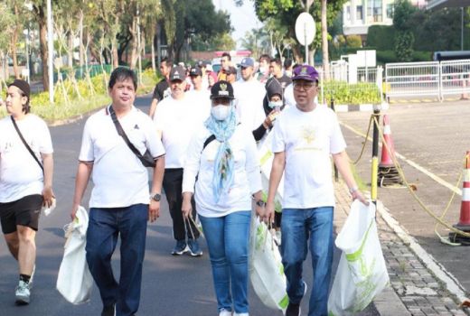 Joging Sambil Pungut Sampah, Komunitas Banksasuci Diapresiasi DLH - GenPI.co BANTEN