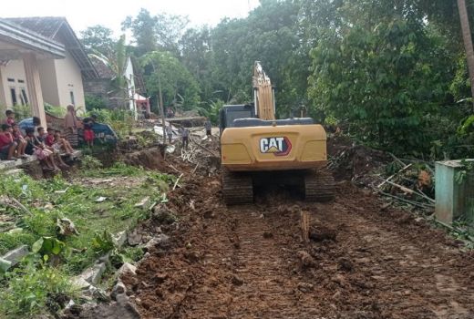 Jalan Rusak Akibat Tanah Bergerak di Lebak Akhirnya Dibenahi - GenPI.co BANTEN