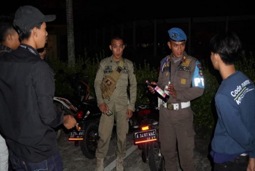 Tenggak Miras di Tempat Umum, Satpol PP Beri Edukasi Humanis - GenPI.co BANTEN