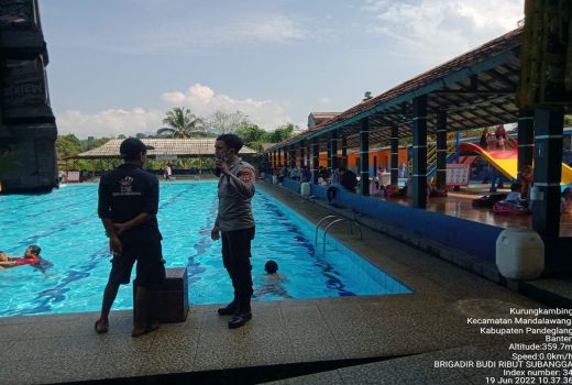 Anggota Polsek Mandalawangi Sosialisasi Prokes ke Wisata DM - GenPI.co BANTEN