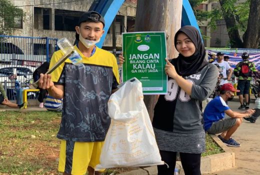 Bersihkan Alun-alun Kota, Aktivis Banksasuci Beri Pesan Penting - GenPI.co BANTEN