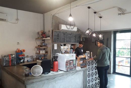 Main Kartu dan Nongkrong di CNB Coffee & Burger Bikin Betah - GenPI.co BANTEN