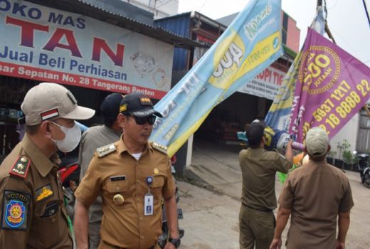 Ratusan Baliho Liar di Kecamatan Sepatan Diturunkan Aparat - GenPI.co BANTEN