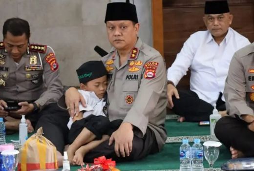 Anak Yatim Tidur Pulas di Pangkuan Kapolda Banten - GenPI.co BANTEN