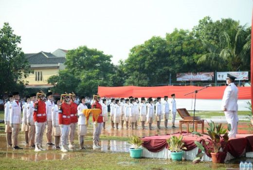 Kibarkan Bendera di Lapangan Becek, Tim Paskibraka Larangan Viral - GenPI.co BANTEN