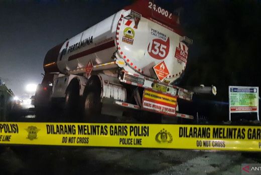 Rem Blong! Truk Tangki Pertamina Hantam Pembatas Jalan - GenPI.co BANTEN