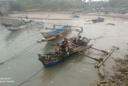 Perahu Kicang Tak Tahan Gelombang Tinggi, Nelayan Pilih Menganggur - GenPI.co BANTEN