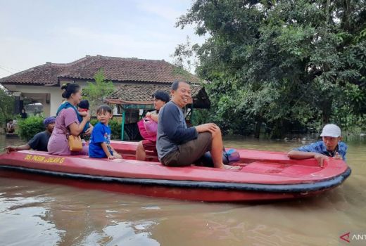 Sungai Cipayaeun Meluap, 34 Warga Kampung Cogreg Terisolir - GenPI.co BANTEN