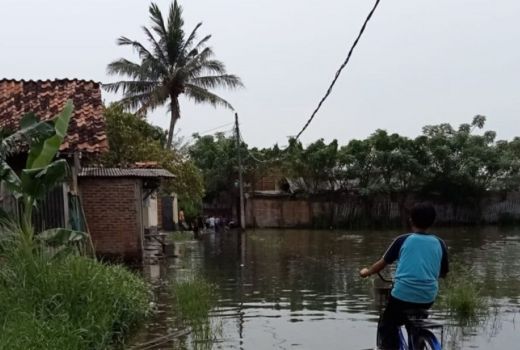 Kali Cilampe Tersumbat Sampah, 2 RT Banjir Parah - GenPI.co BANTEN