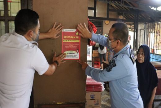 Menunggak Pajak, Bapenda Tangerang Pasang Stiker di Tempat Usaha - GenPI.co BANTEN