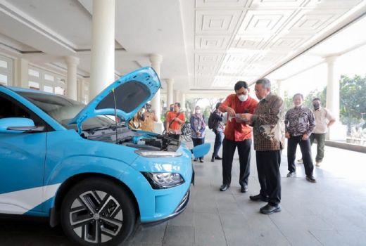 Mobil Listrik Akan Jadi Kendaraan Dinas, Benyamin: Saya Setuju - GenPI.co BANTEN