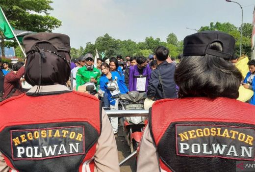 GMNI dan HMI Tangerang Gelar Aksi Tolak Kenaikan Harga BBM - GenPI.co BANTEN