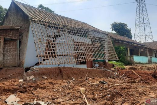Longsor Rusak Bangunan dan Jalan, Warga Desa Peusar Tangerang Minta Tolong - GenPI.co BANTEN