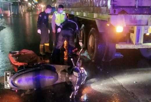 Pengendara Motor Terpeleset Genangan Air Lalu Tewas Terlindas Truk di Tangerang - GenPI.co BANTEN