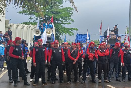 Gruduk Kantor Gubernur Banten, Ribuan Buruh Tuntut Kenaikan UMK 2023 - GenPI.co BANTEN