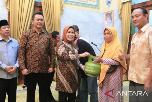 200 Pelaku UMKM di Serang Dapat Bantuan Tabung Gas Elpiji 3 Kg - GenPI.co BANTEN